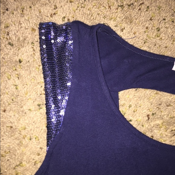 Sleeveless navy top (size medium) - Picture 3 of 4