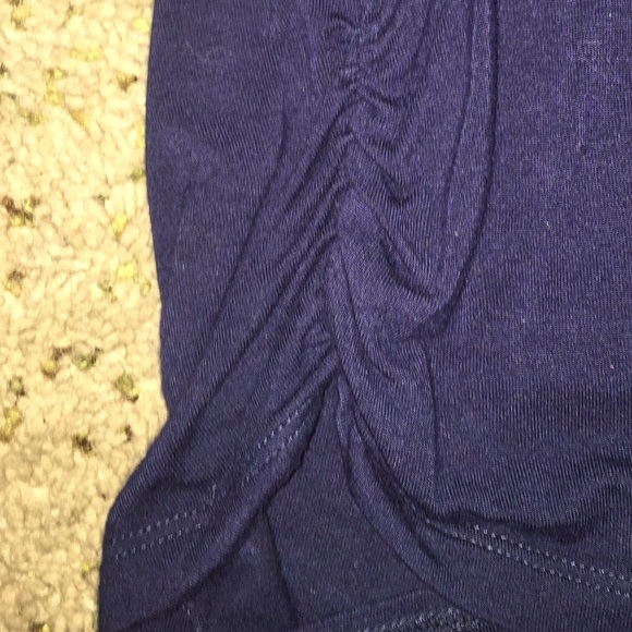 Sleeveless navy top (size medium) - Picture 4 of 4