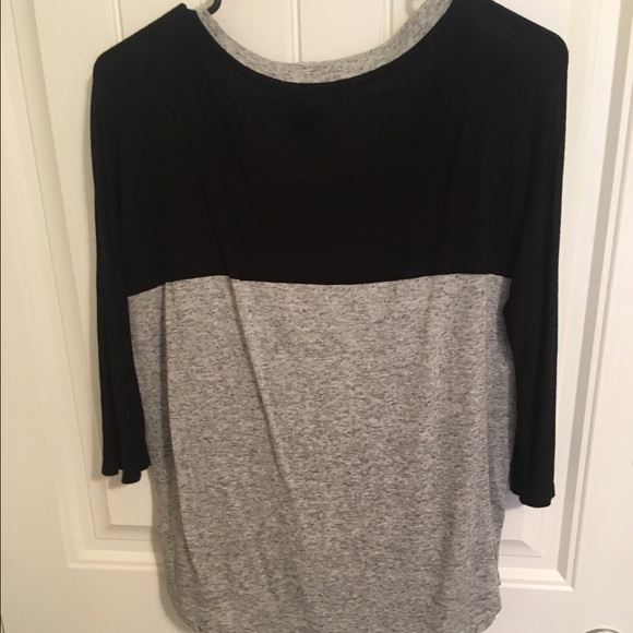 3/4 sleeve two toned top - Picture 2 of 3