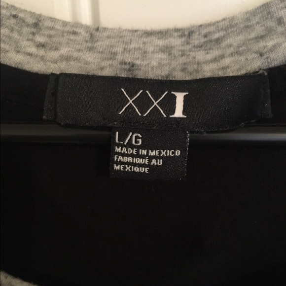 3/4 sleeve two toned top - Picture 3 of 3