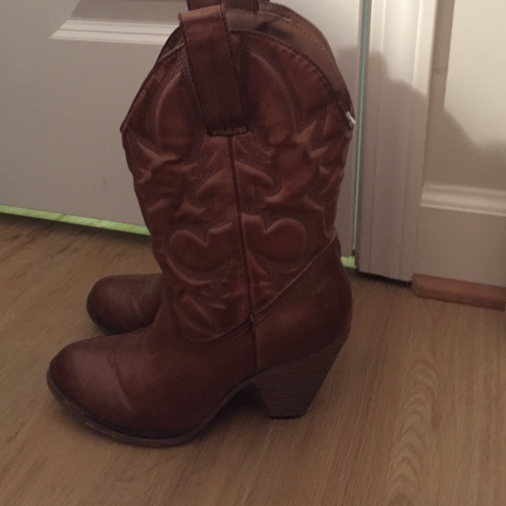 Size 7 1/2 women's cowboy boots with heel