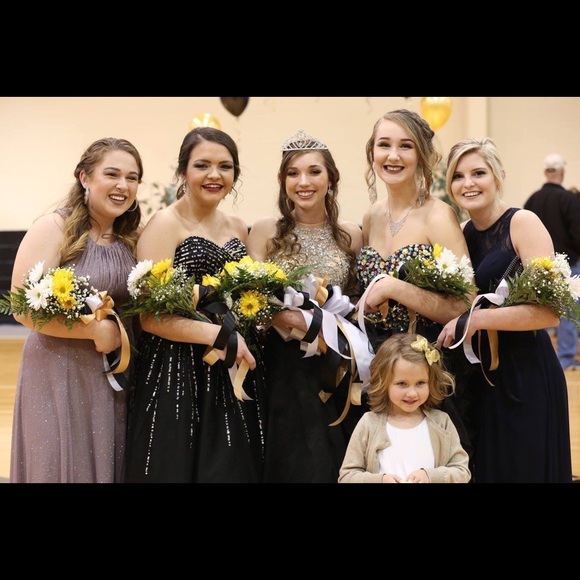 Meet your Posher! - Picture 4 of 4