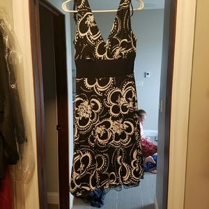 Cute, comfortable flouncy black and white dress.