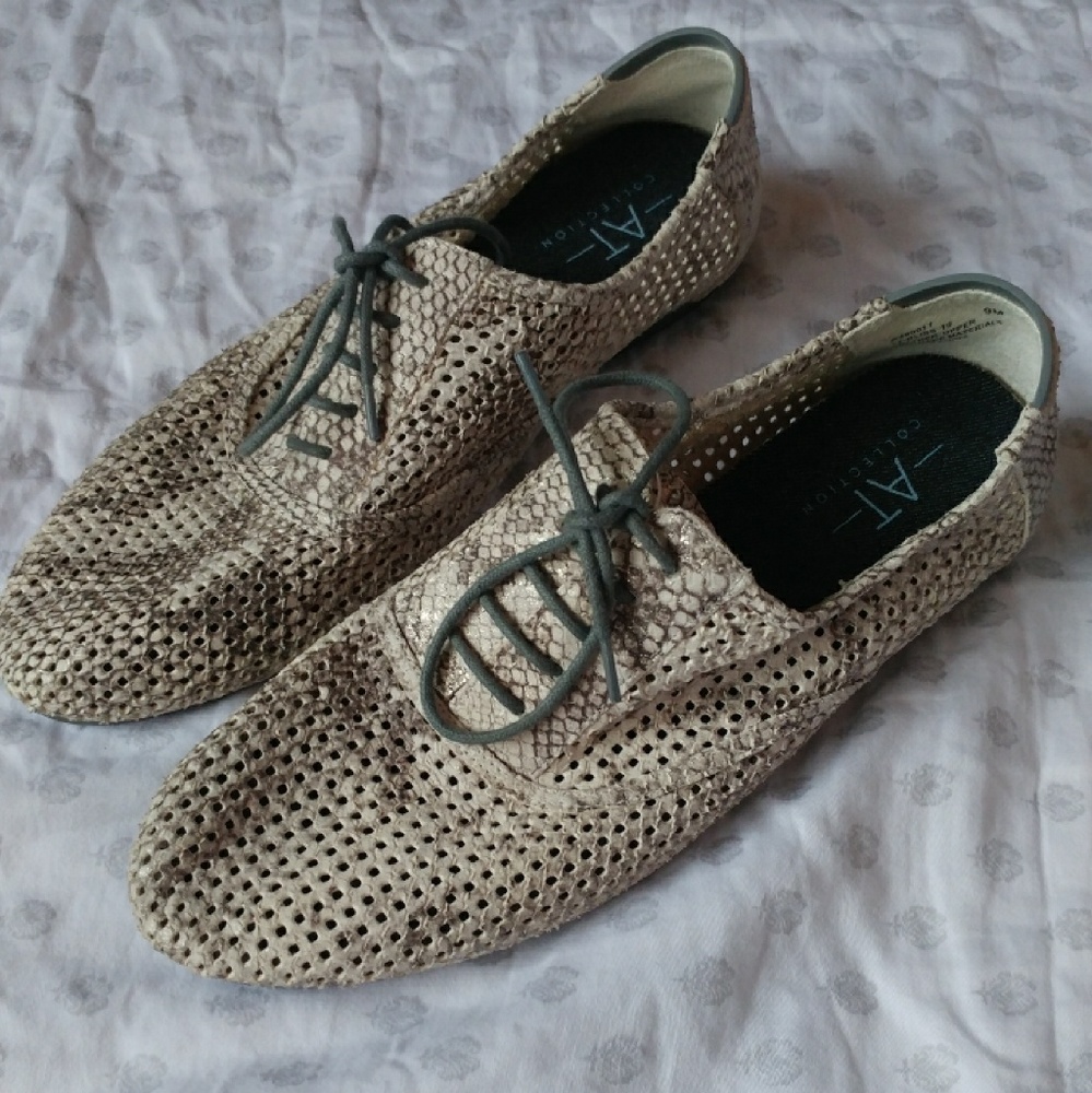 Soft-side lace up snake skin shoes