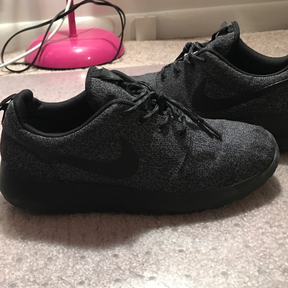 Black and grey roshe run