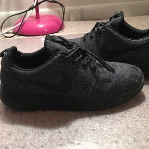 Black and grey roshe run