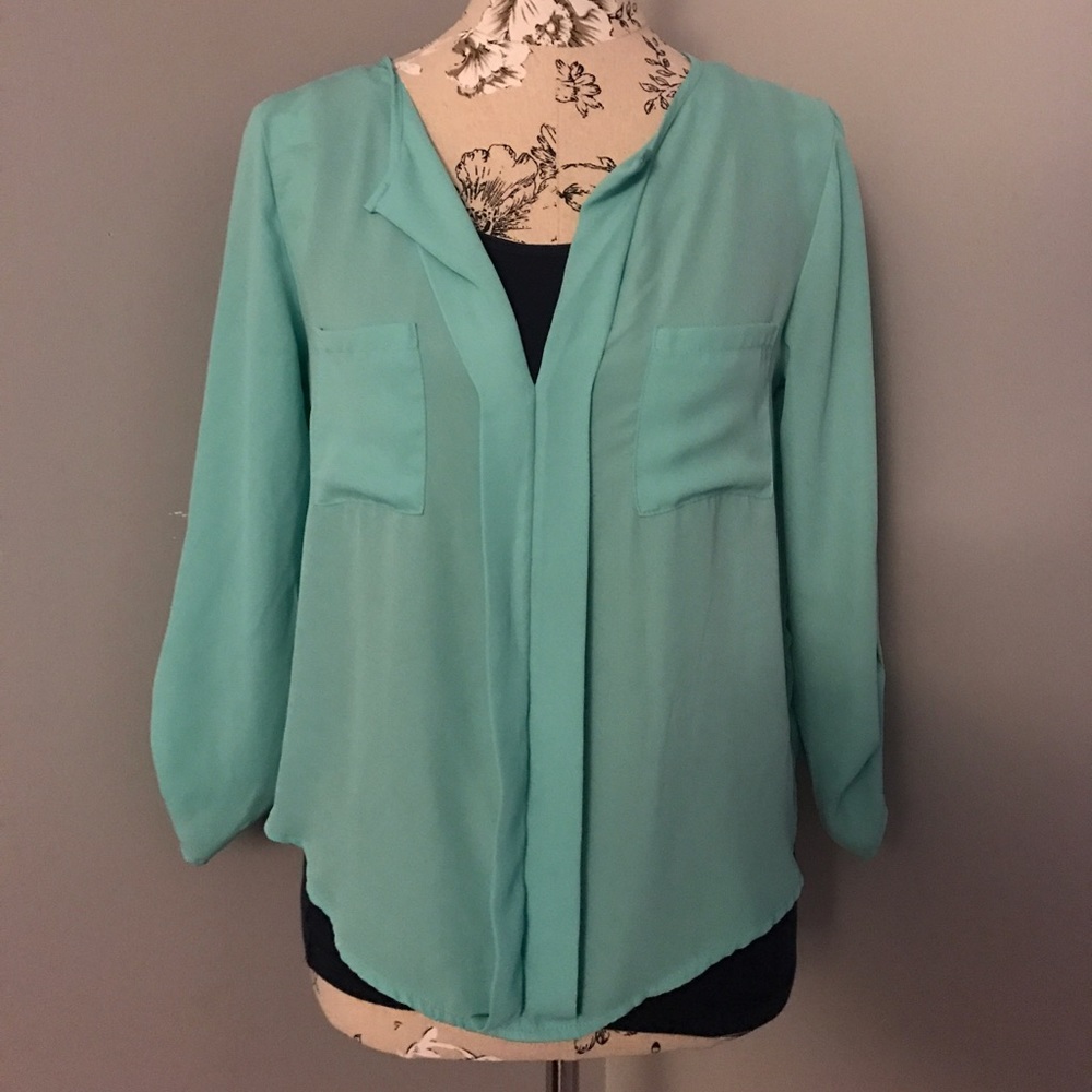 ❌SOLD❌Top with Pockets and Midline Flold