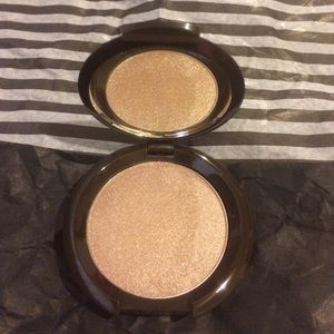 Becca Shimmering Skin Perfector Pressed in "Opal".
