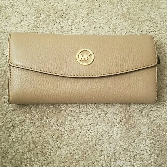 Michael Kors Wallet - Picture 1 of 3