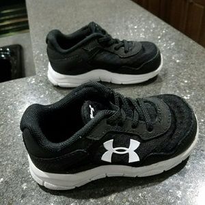 Under Armour toddler size 6 shoes!