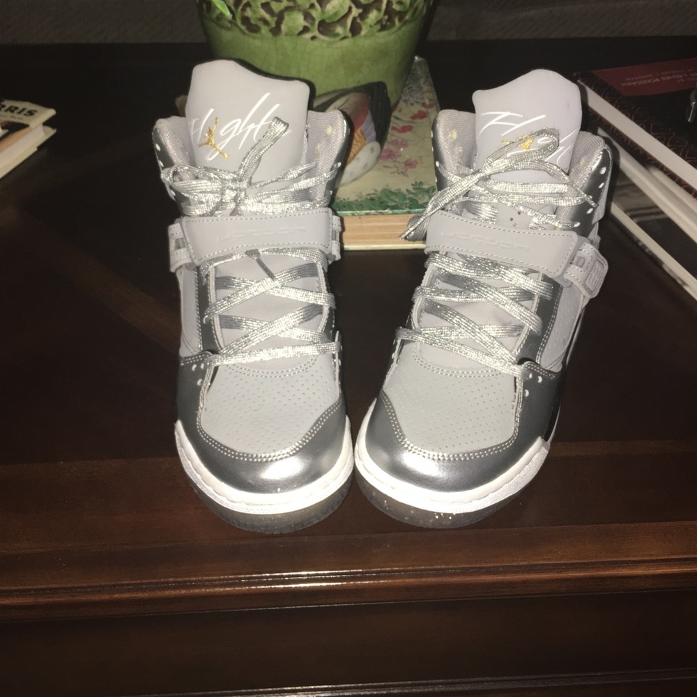 Girl High Top Air Jordan Flight sneakers 6.5Y