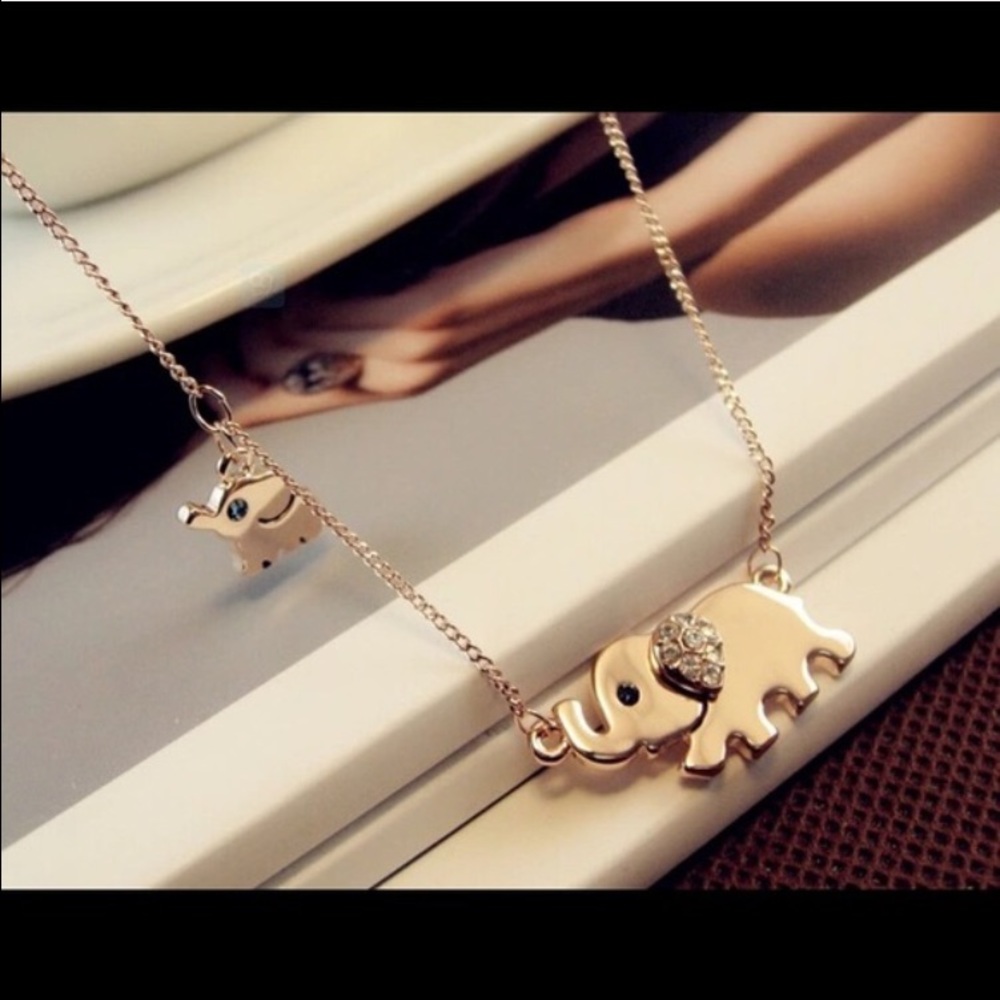 Gold mum and baby elephant necklace - Picture 2 of 4