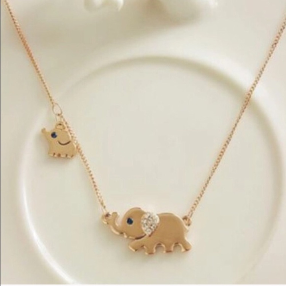 Gold mum and baby elephant necklace - Picture 4 of 4
