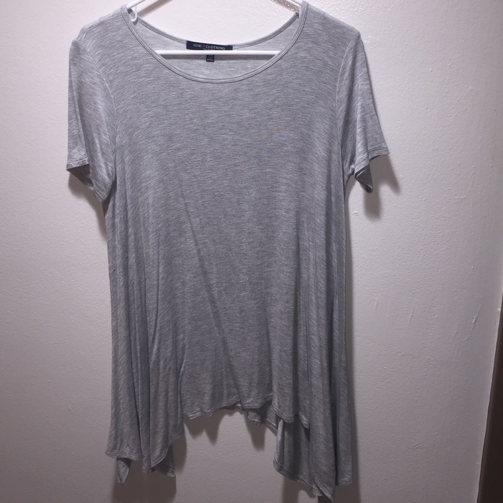 Scoop neck grey shirt sleeve shirt