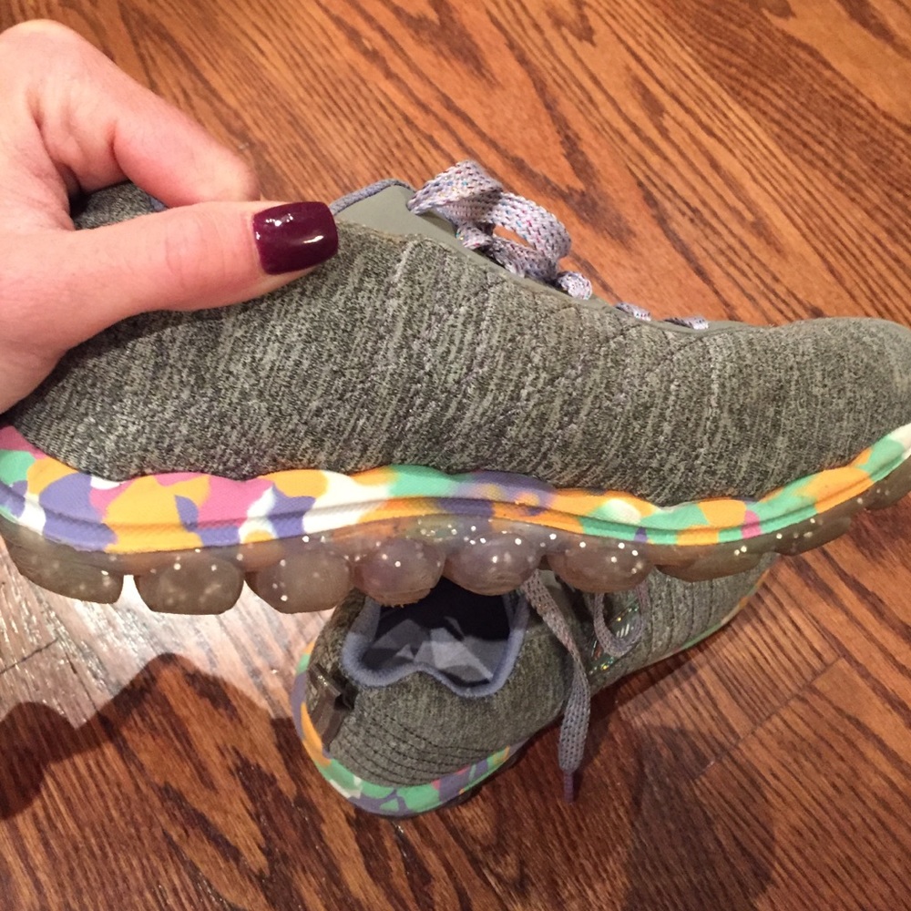 Girls size 2 Skechers air sneakers - Picture 3 of 4