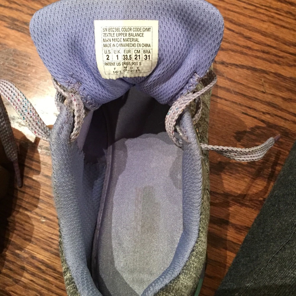 Girls size 2 Skechers air sneakers - Picture 4 of 4