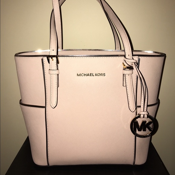 Michael Kors Handbags - ❄️⛄️ SNOW DAY SALE ❄️⛄️ Michael Kors Tote