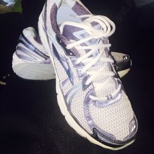 Brooks GTS 12 sneakers