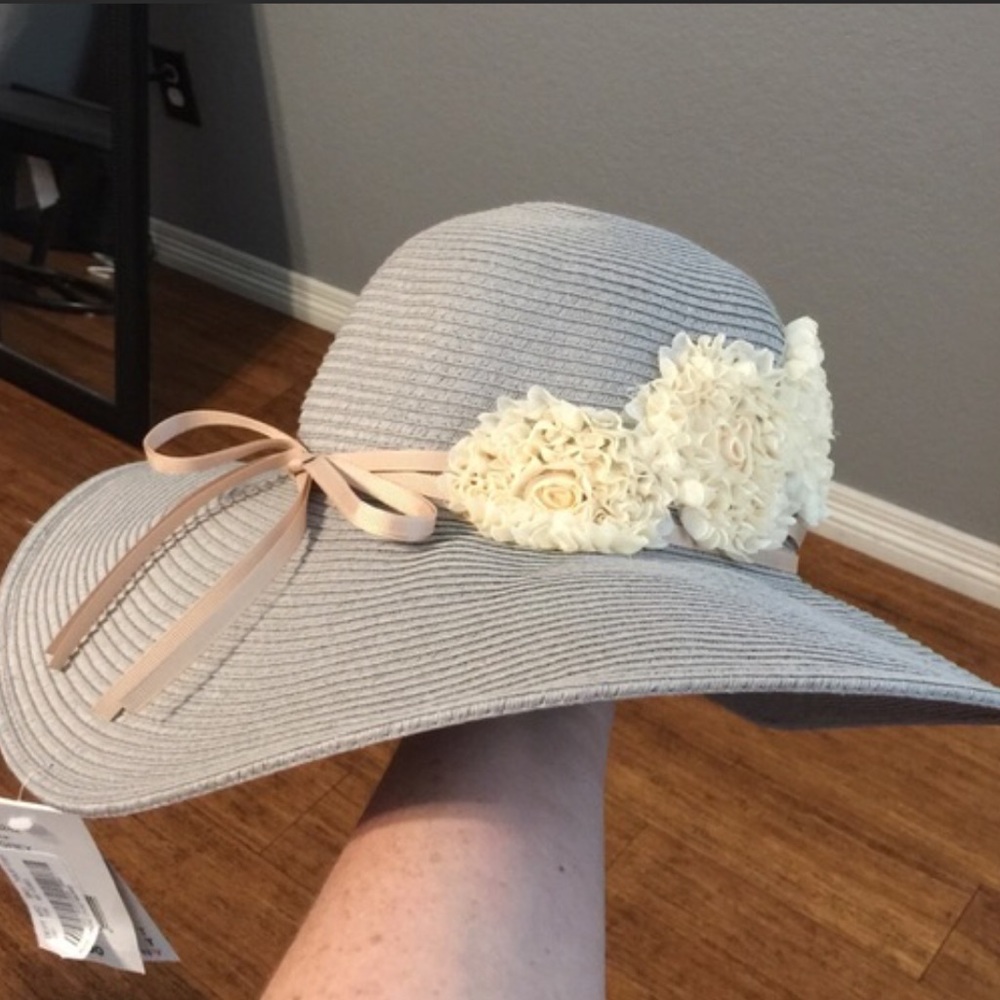 🌺NWT Gray Hat with Floral design 🌺