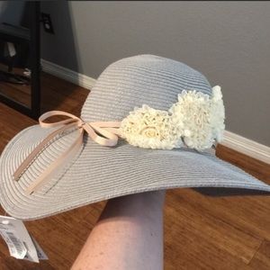 🌺NWT Gray Hat with Floral design 🌺