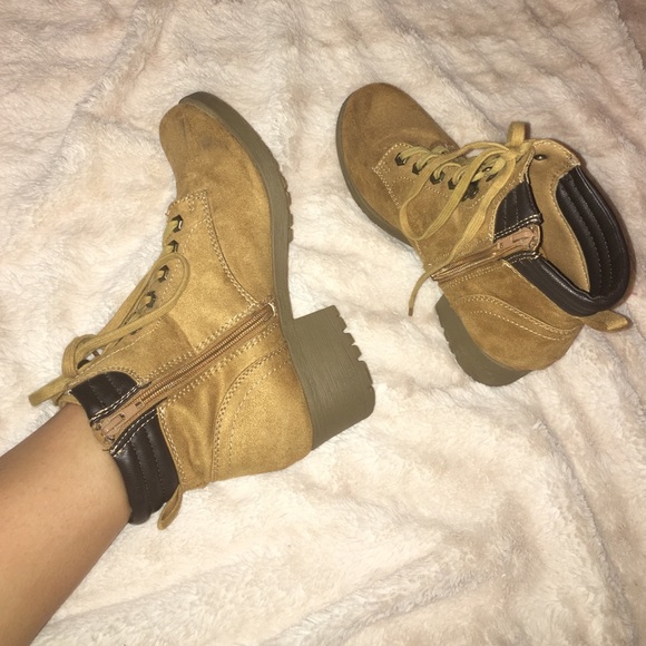 Shoes - Tan heeled boots