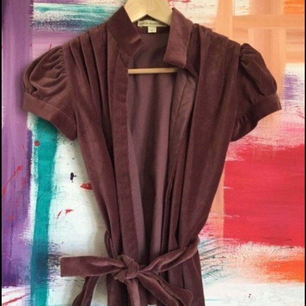 Designer velvet short sleeve blazer with tie.