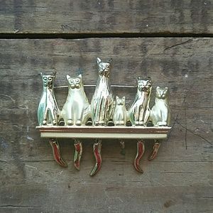 Super cute kitty brooch.