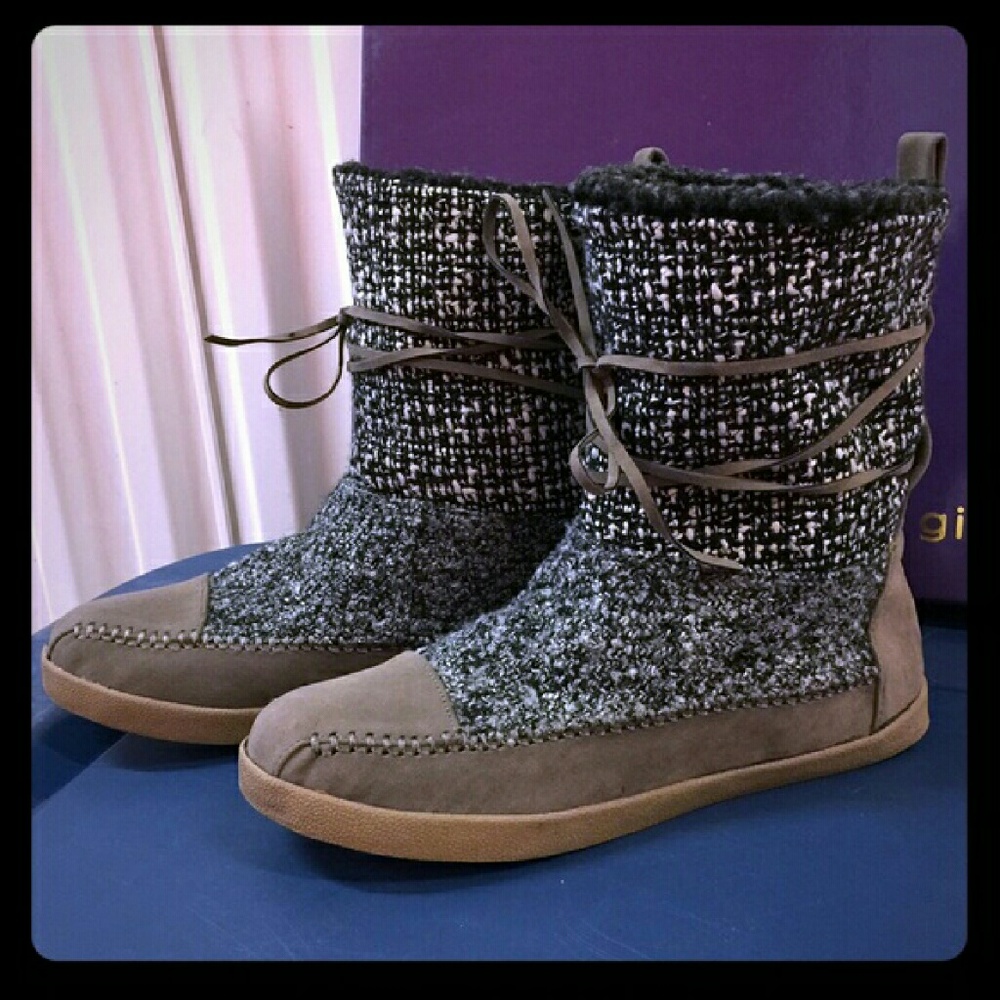 *NWT* suede and sweater material boots