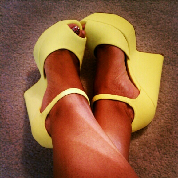🔴SOLD🔴 Yellow Wedge-like Sandals - Picture 1 of 4