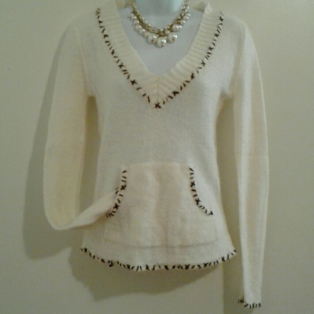 FIRM 💲 Cream Stitched VNeck Sweater