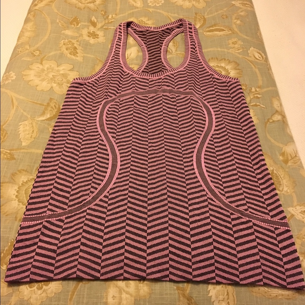 Lululemon pink and black tank
