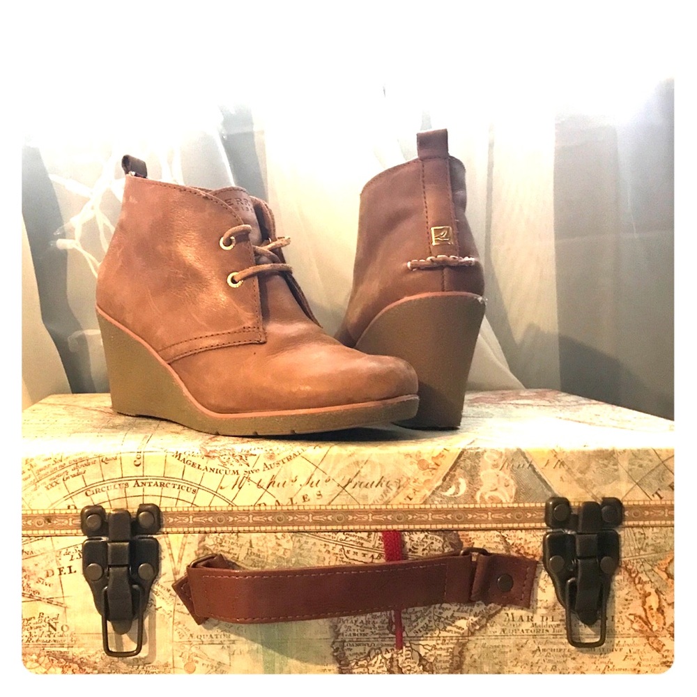 Distressed Sperry Wedges. Box included!