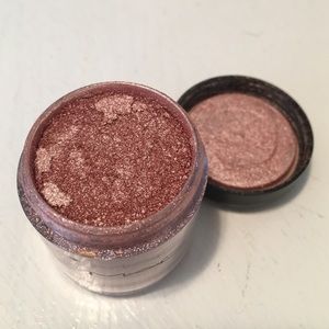 MAC pigment in Goldenaire
