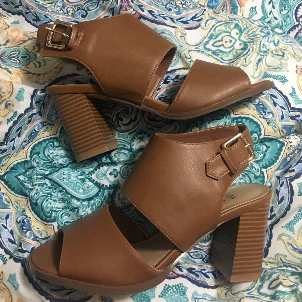 Cute UNWORN Brown Block Heels