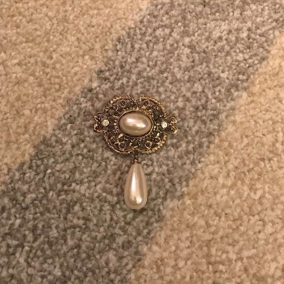 Pearl Brooch - Picture 1 of 4
