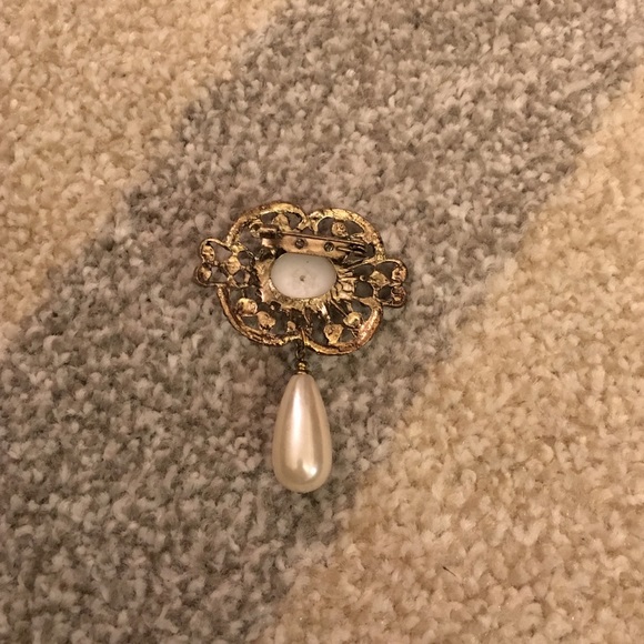 Pearl Brooch - Picture 2 of 4