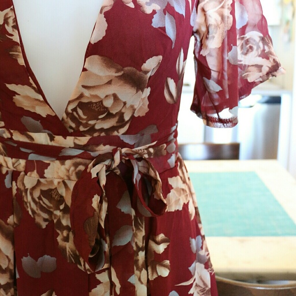 Vneck Floral Print Romper - Picture 8 of 8