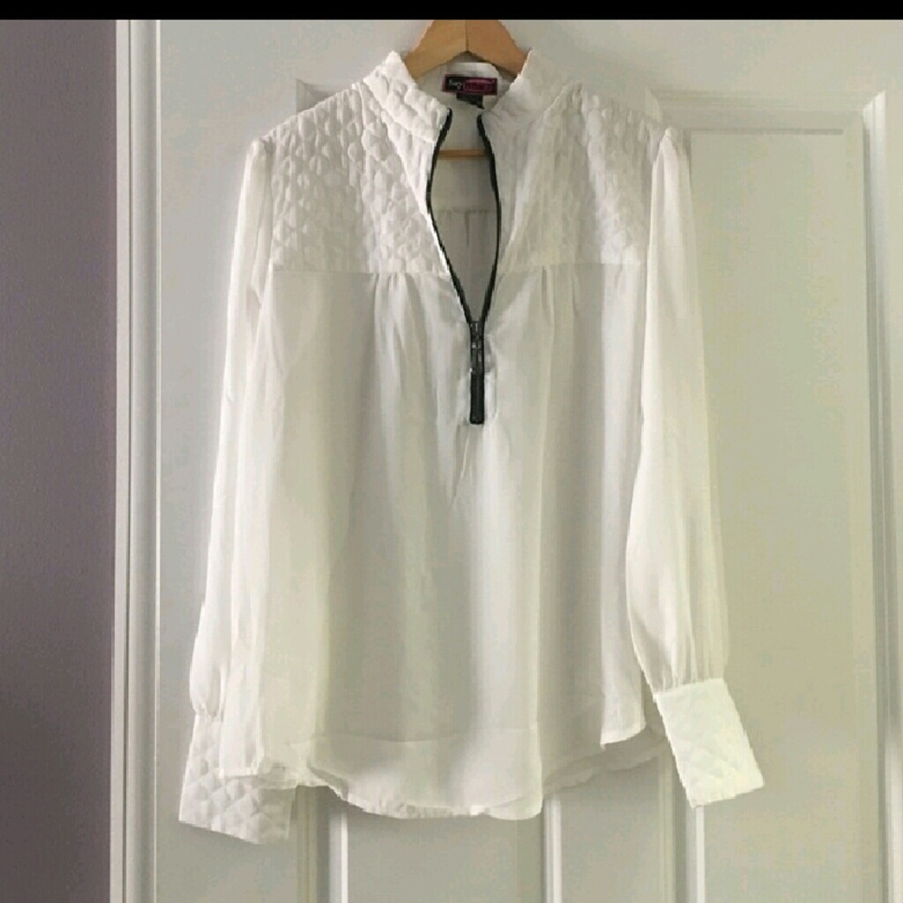 Beautiful white blouse with details.