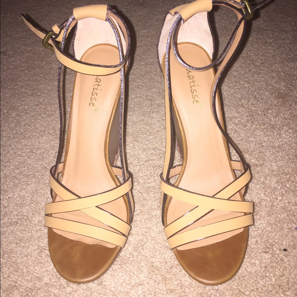 Beautiful NEVER WORN pink/tan wedges