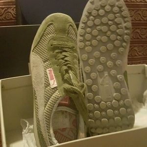 Tennis shoes
