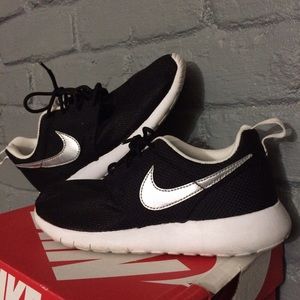 Black Nike Roshe One (GS)
