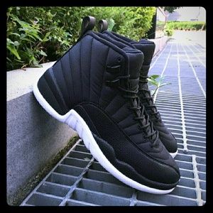 Black and white jordan size 7