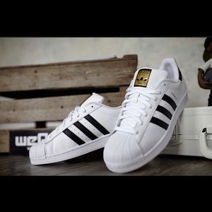 Women's Adidas superstars!