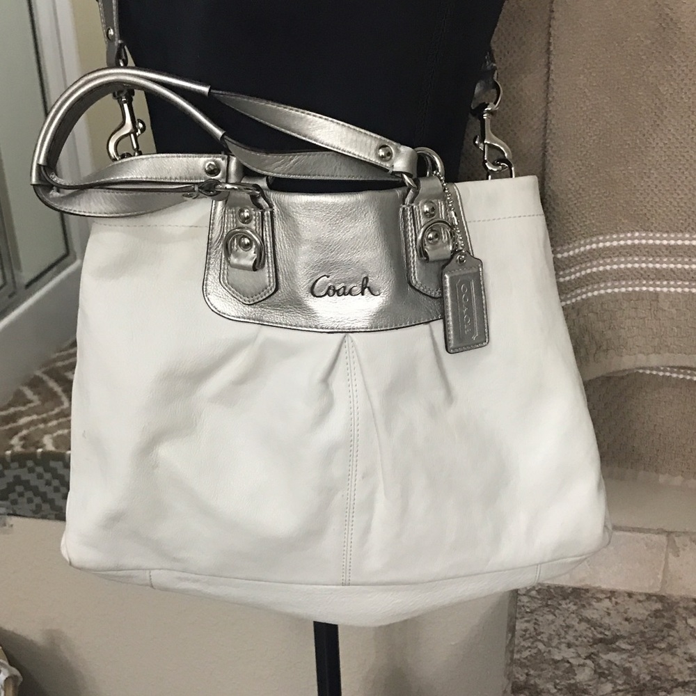 Coach 👛 purse and throwing in the wallet🎊