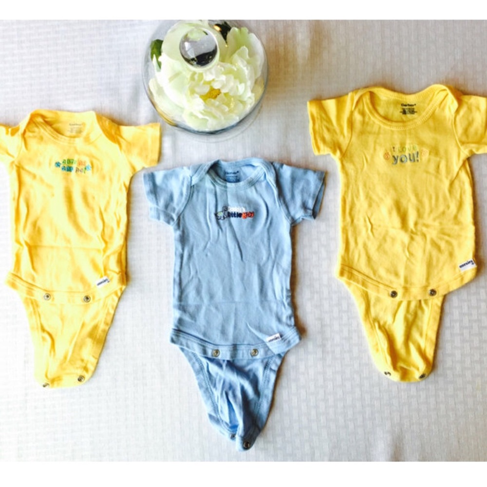 Gerber 3 Onesie bundle 0-3 Months