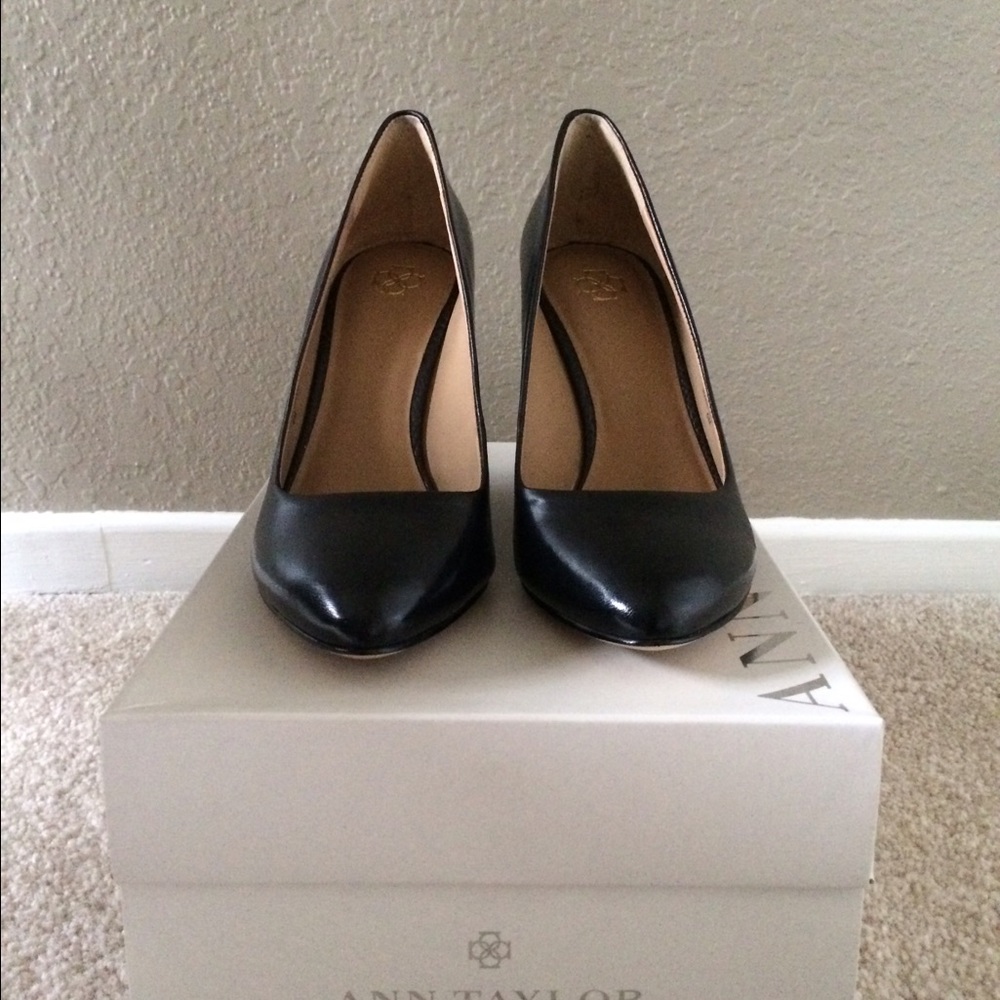 Ann Taylor Regan leather wedge shoe size 6