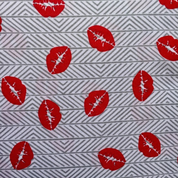 Betsey Johnson Chevron Stripe Kiss Queen Sheet 💋 - Picture 2 of 8