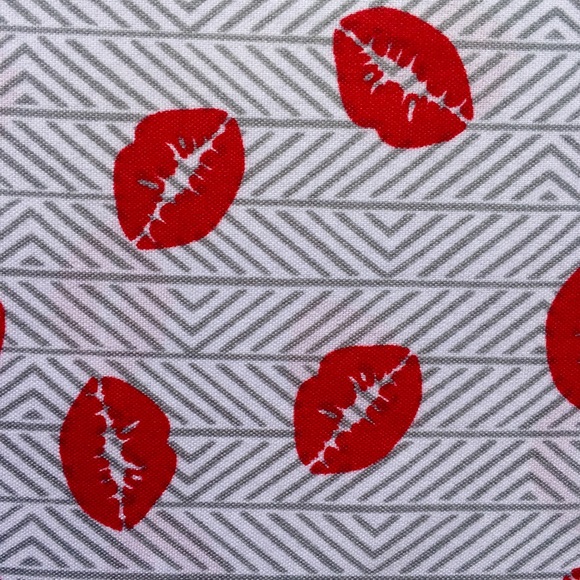 Betsey Johnson Chevron Stripe Kiss Queen Sheet 💋 - Picture 3 of 8