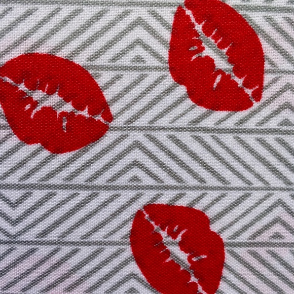 Betsey Johnson Chevron Stripe Kiss Queen Sheet 💋 - Picture 4 of 8