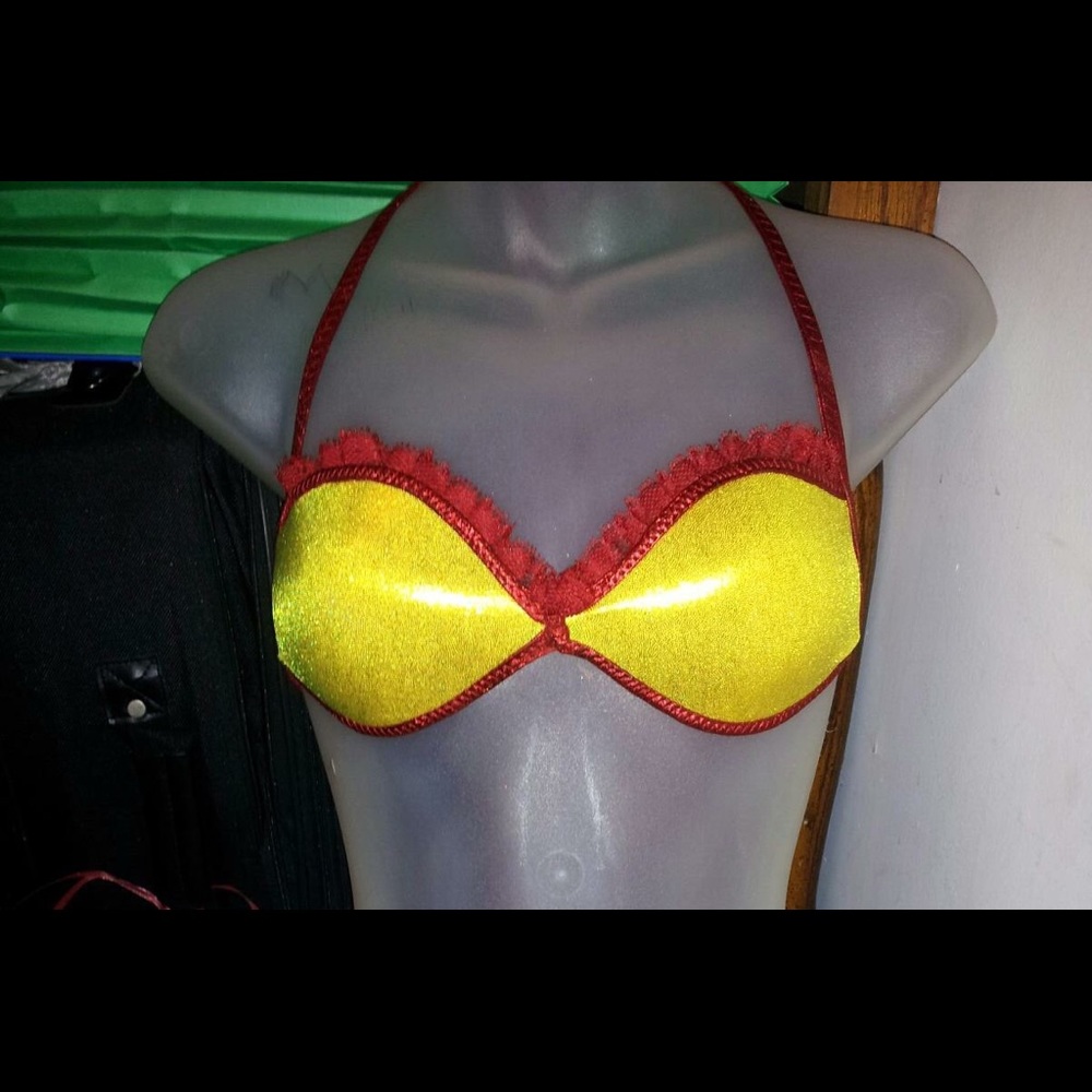 Yellow bandue